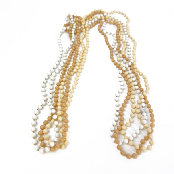 Tre beige vintage perlek�der