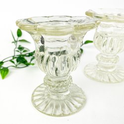 To lysestager i presset glas