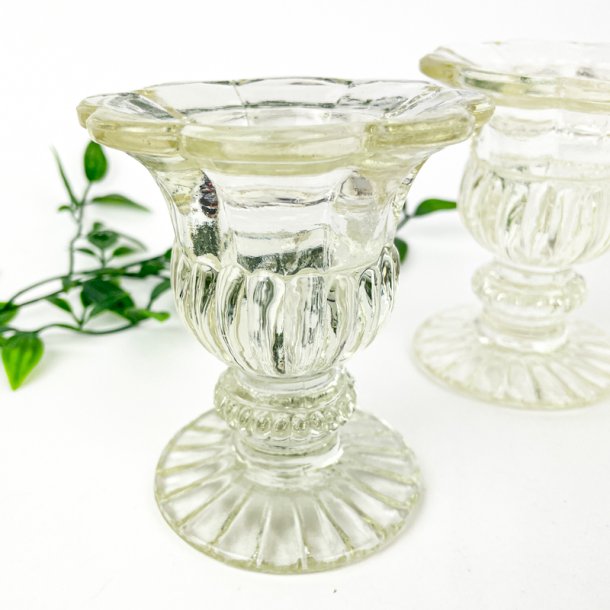 To lysestager i presset glas