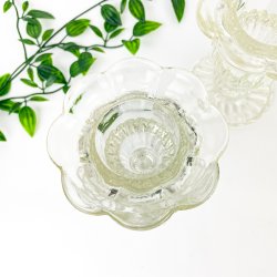 To lysestager i presset glas