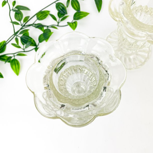 To lysestager i presset glas