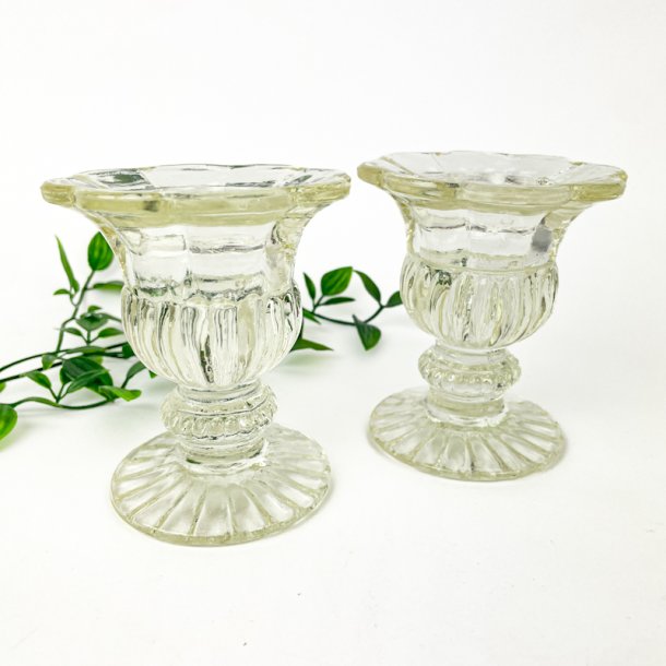 To lysestager i presset glas