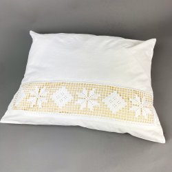 Hvidt vintage pudebetrk med bred mellemvrk