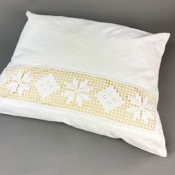 Hvidt vintage pudebetrk med bred mellemvrk