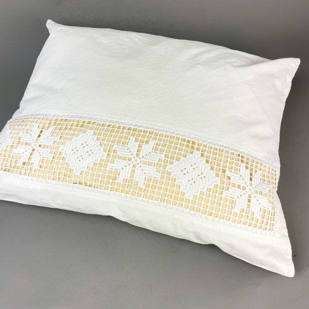 Hvidt vintage pudebetrk med bred mellemvrk