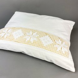 Hvidt vintage pudebetrk med bred mellemvrk