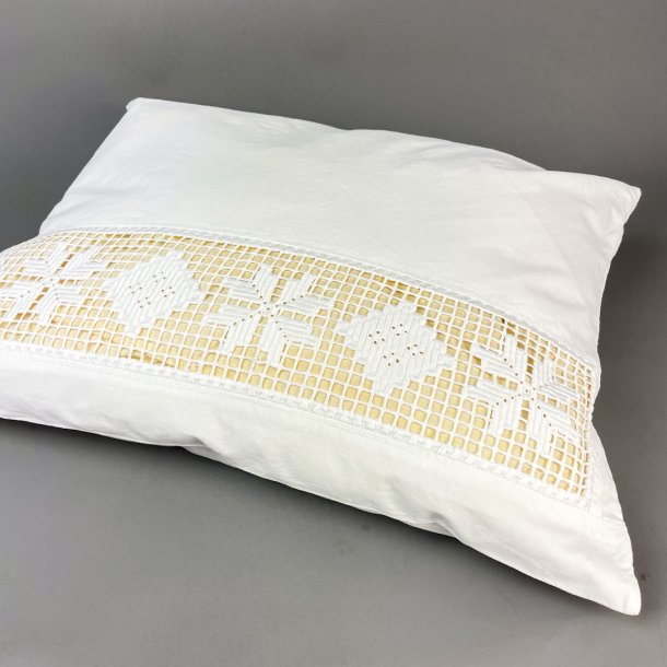 Hvidt vintage pudebetrk med bred mellemvrk