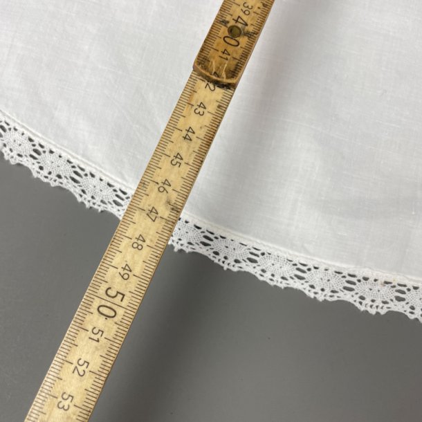 Antike weie Schrze mit Hkelkante