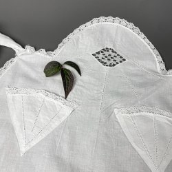 Antike weie Schrze mit Hkelkante