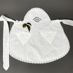 Antike weie Schrze mit Hkelkante