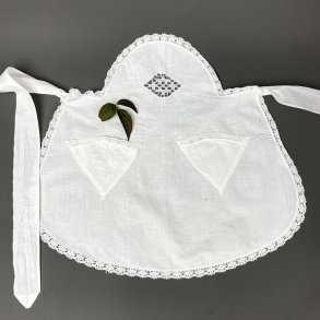 Antike weie Schrze mit Hkelkante