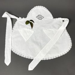 Antike weie Schrze mit Hkelkante