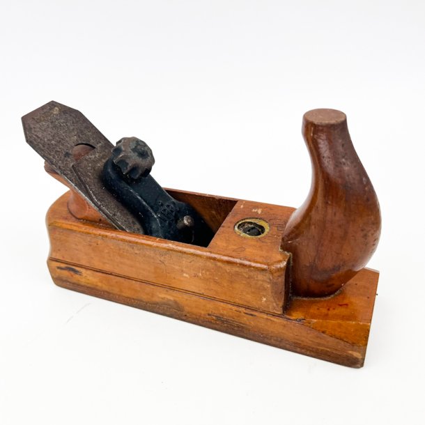 Vintage tr�h�vl med metalbeslag
