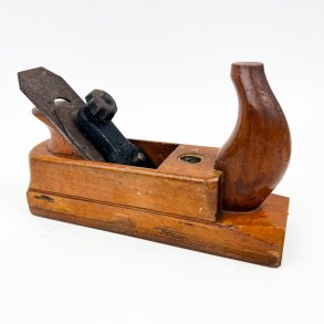 Vintage tr�h�vl med metalbeslag