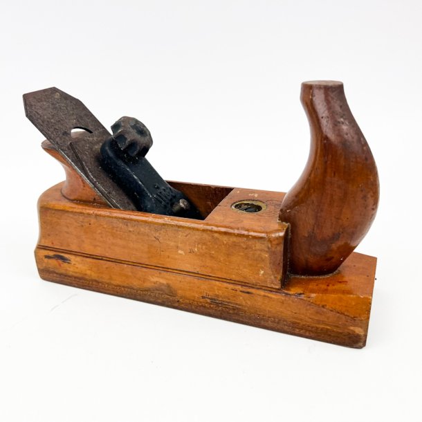 Vintage tr�h�vl med metalbeslag