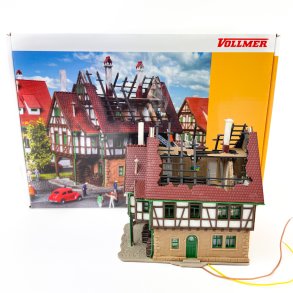 Vollmer Modellhaus  brennendes Fachwerkhaus mit Beleuchtung