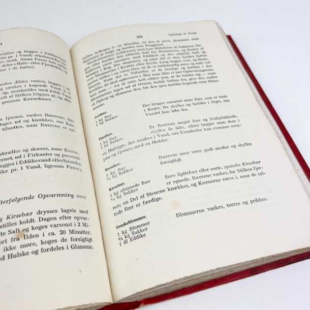 Husholdning paa Landet bog fra 1945