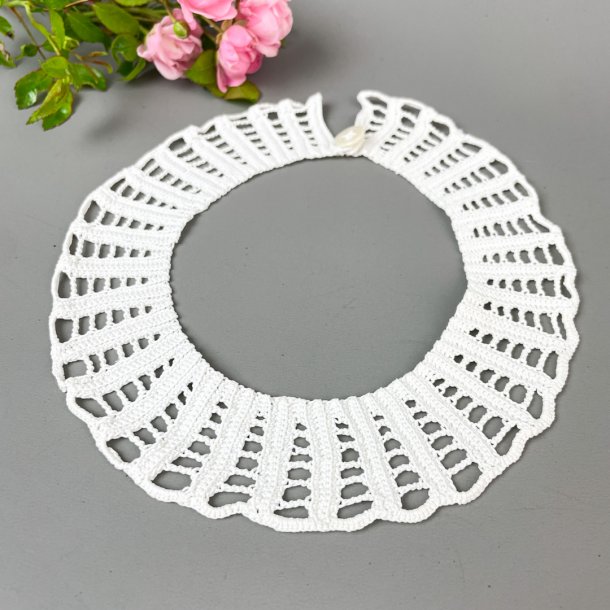 Hvid vintage babykrave i hklet bomuld