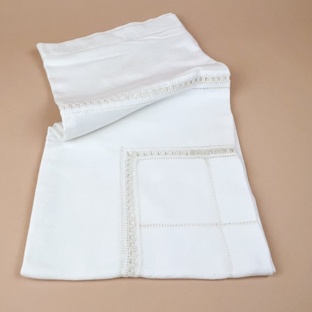 Hvid vintage dug � 120 x 120 cm