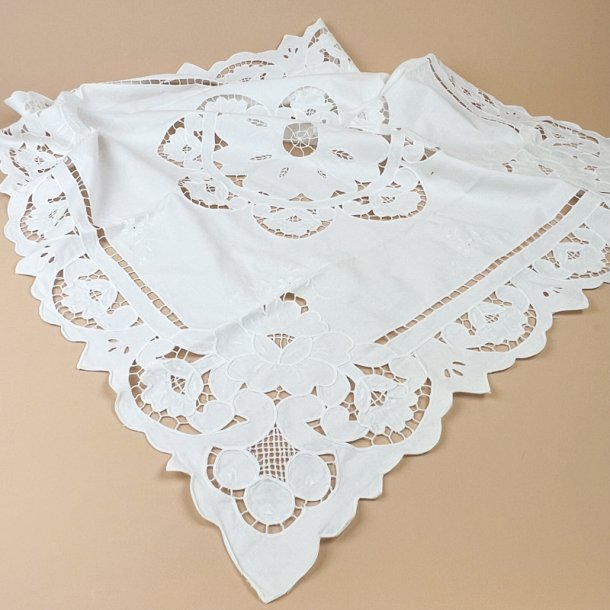 Hvid vintage dug med udsk�ringer � 80 x 80 cm