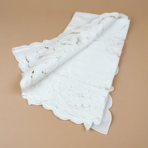 Hvid vintage dug med udsk�ringer � 80 x 80 cm