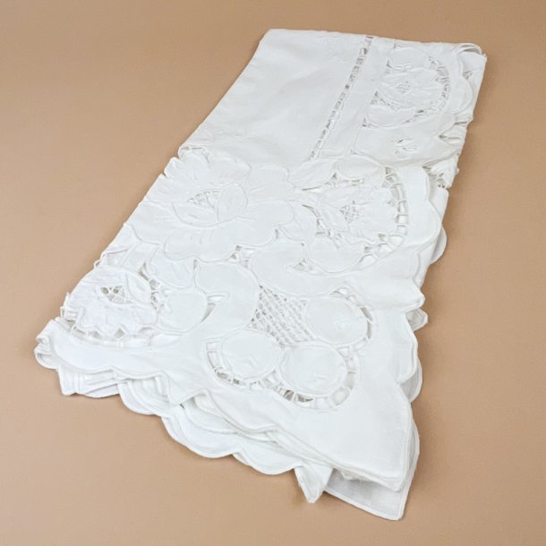 Hvid vintage dug med udsk�ringer � 80 x 80 cm