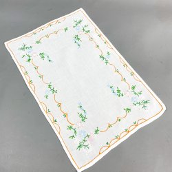 Hvid vintage bakkeserviet med broderi