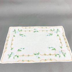 Hvid vintage bakkeserviet med broderi