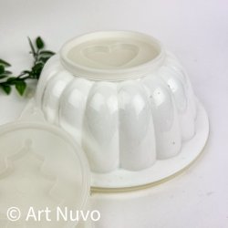 Hvid retro buddingform med m�nstre