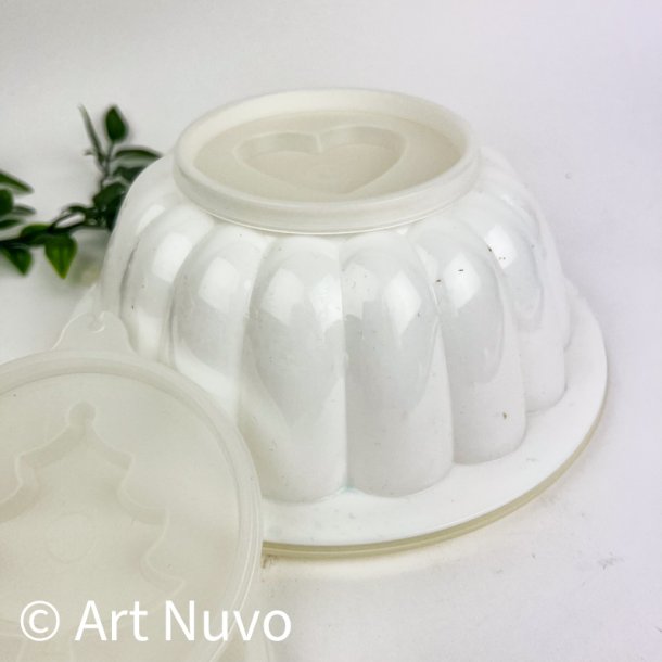 Hvid retro buddingform med m�nstre