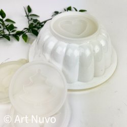 Hvid retro buddingform med m�nstre
