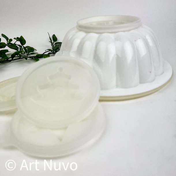 Hvid retro buddingform med m�nstre