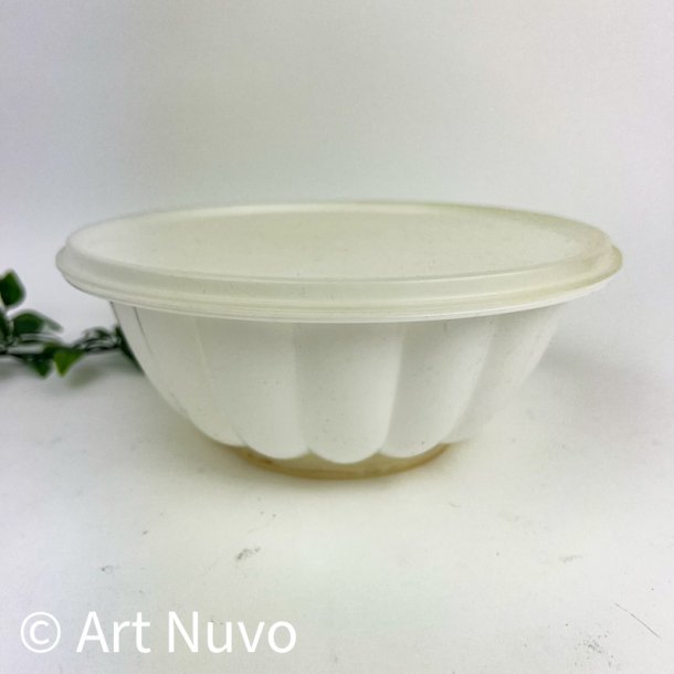 Hvid retro buddingform med m�nstre