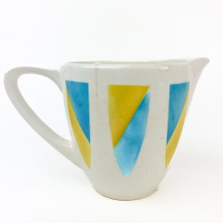 Retro blau-gelbe Fayencekanne