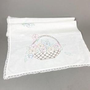 Smuk broderet kommodedug 100 x 50 cm