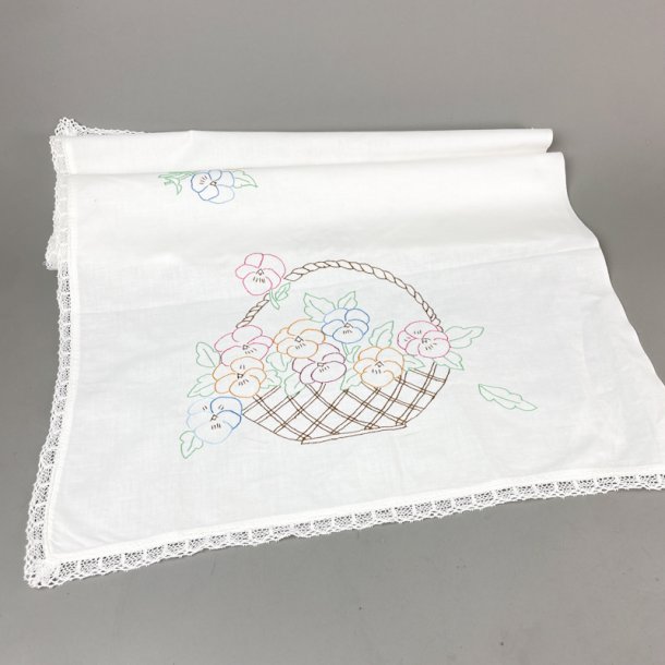 Smuk broderet kommodedug 100 x 50 cm