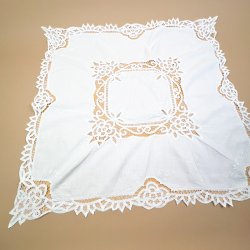 Smuk hvid retro lysedug med blonde � 80 x 80 cm