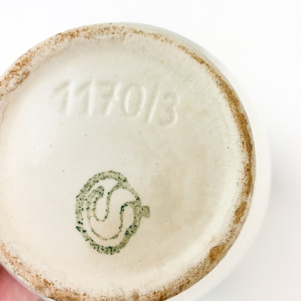 Retro blau-gelbe Fayencekanne