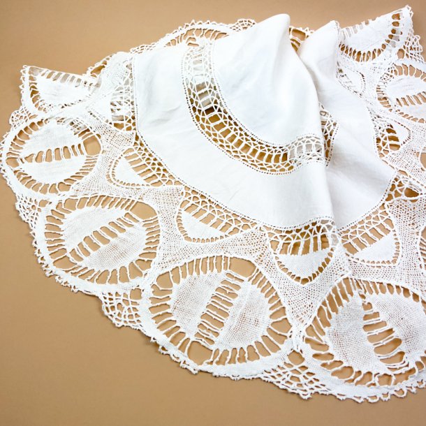 Smuk hvid retro rund dug � � 120 cm