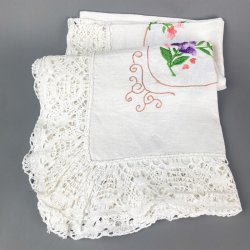 Broderet hvid vintage dug � 110 x 110 cm