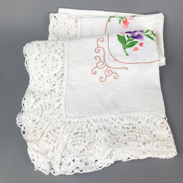 Broderet hvid vintage dug � 110 x 110 cm