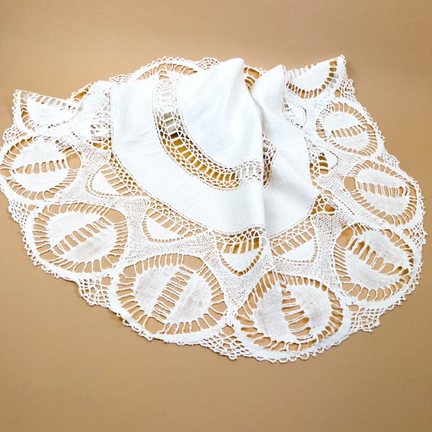 Smuk hvid retro rund dug � � 120 cm