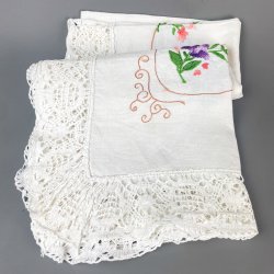 Broderet hvid vintage dug � 110 x 110 cm