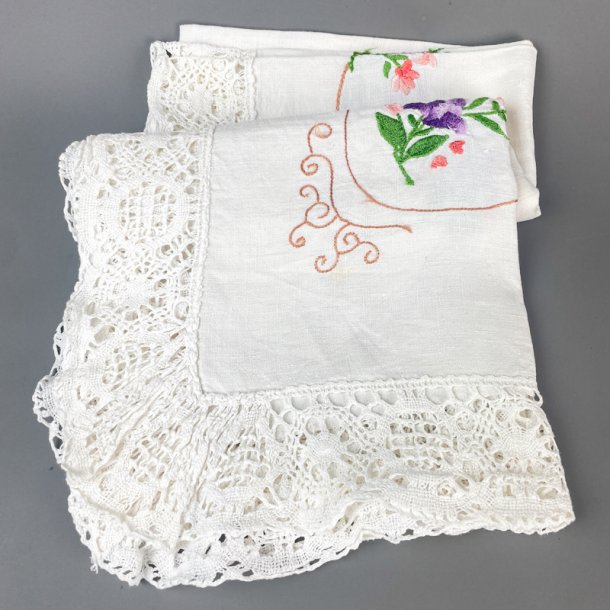 Broderet hvid vintage dug � 110 x 110 cm