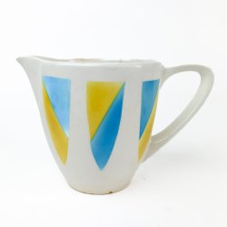 Retro blau-gelbe Fayencekanne