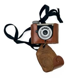 Petie vintage miniaturekamera med etui
