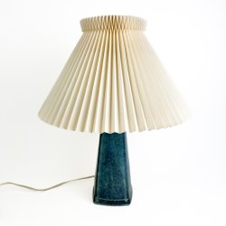 Bl� keramik lampe med Le Klint sk�rm