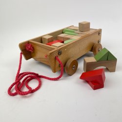 Klassisk vintage tr�kvogn med klodser