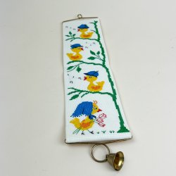 Broderet retro klokkestreng med kyllinger