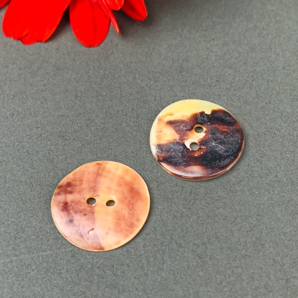 To vintage perlemorsknapper, natur - 18 mm